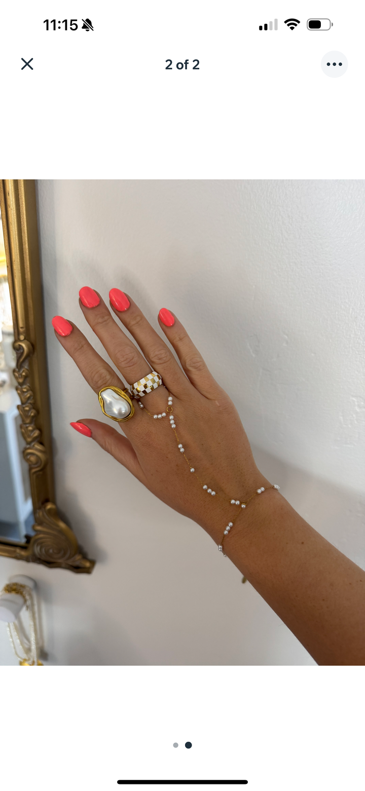 Cadena de mano de perlas